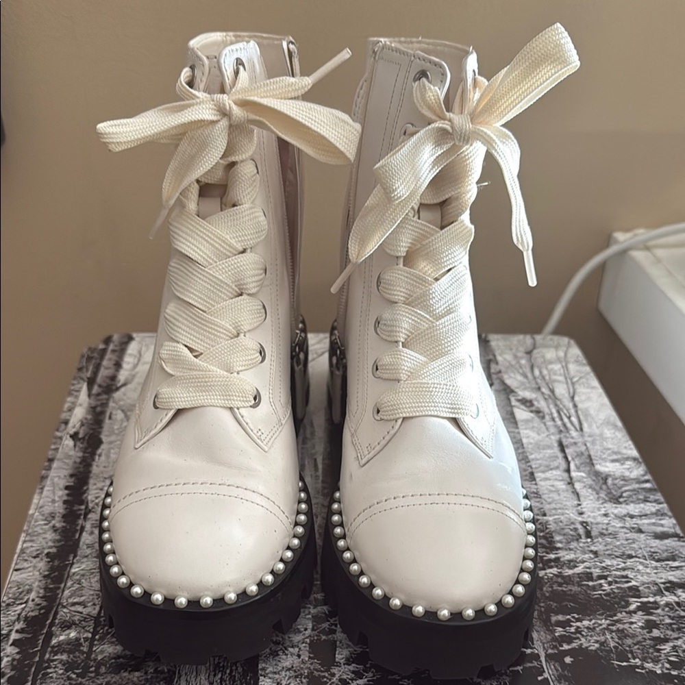 Stylish White Women's Boots